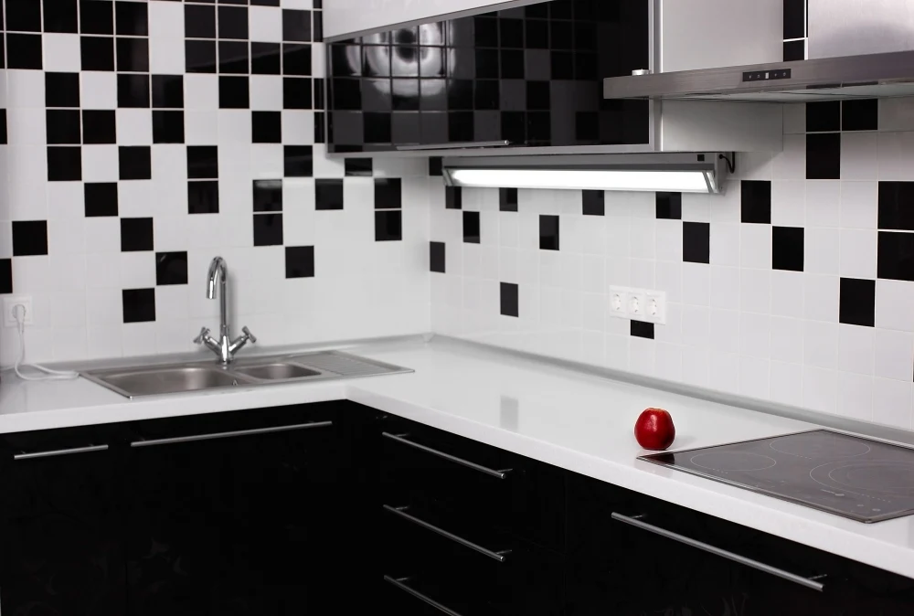Gambar interior dapur dengan motif hitam putih dan kaca hitam.