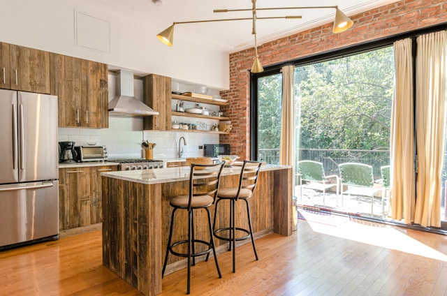 Dapur dengan bahan kayu yang alami dan natural, memiliki daya tahan yang lebih lama.