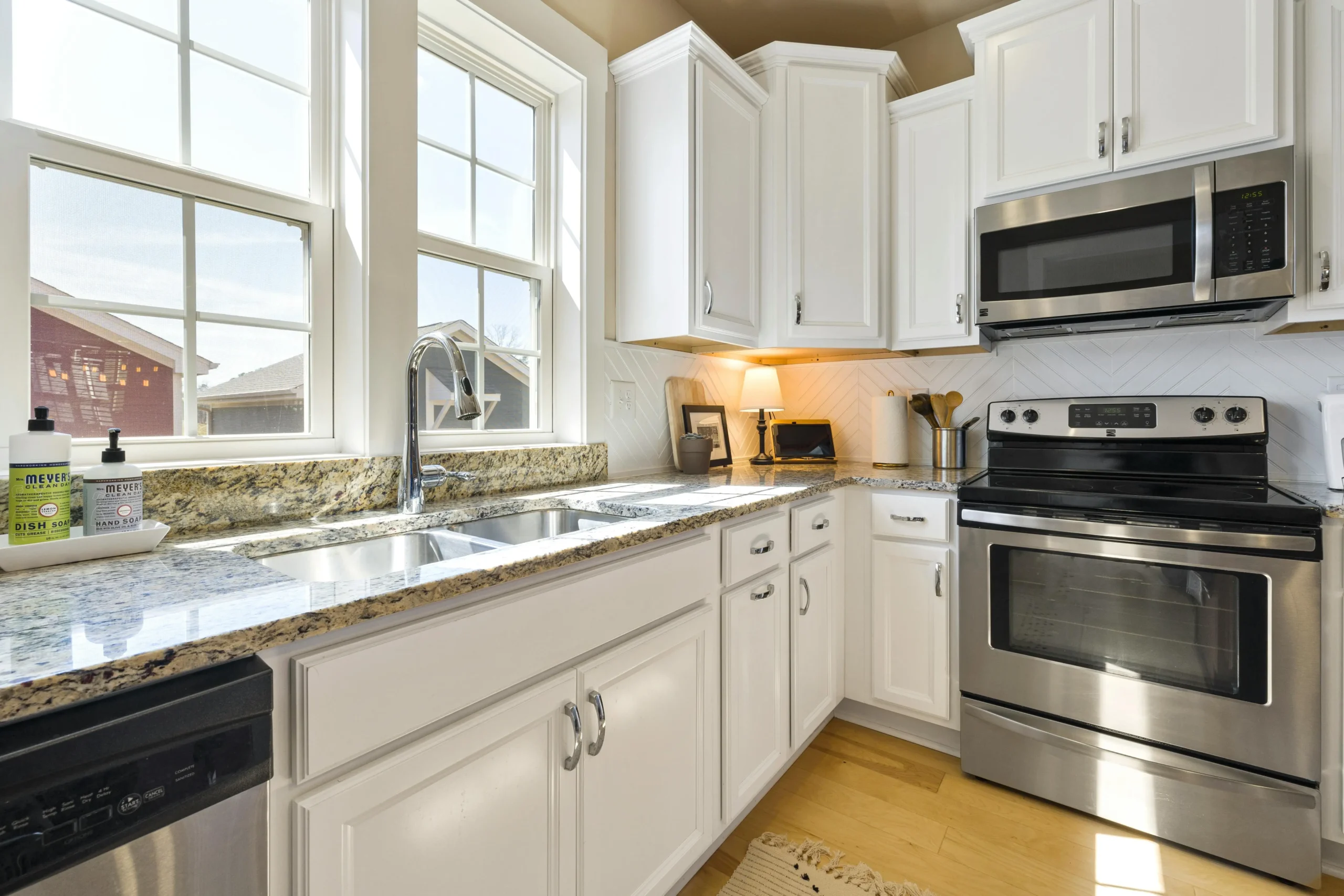 Dapur dengan ventilasi dan cahaya alami