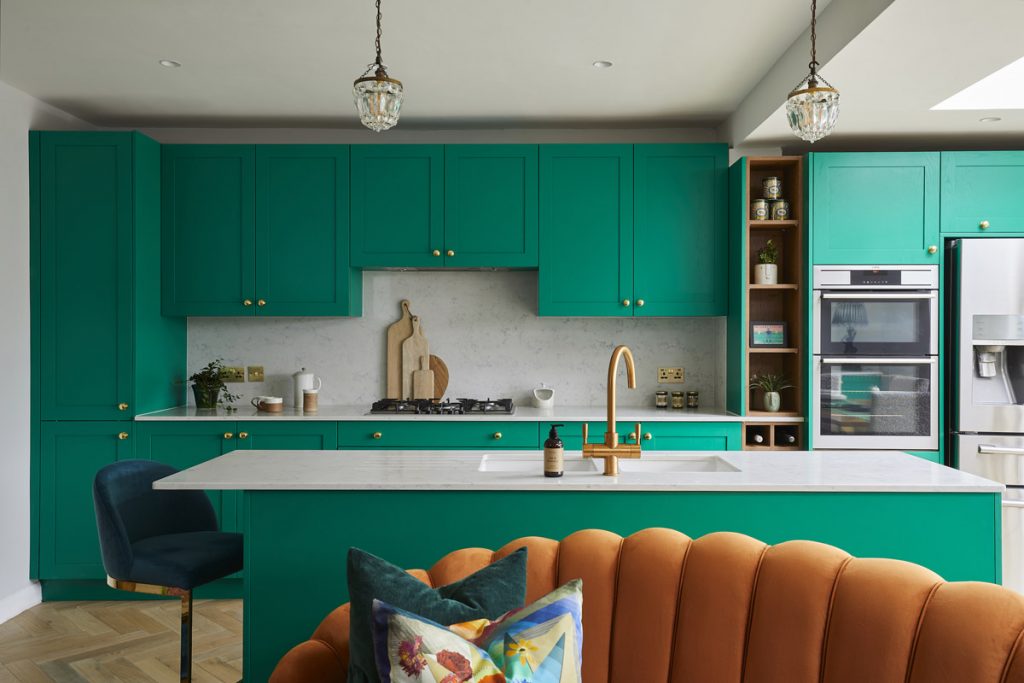 Desain Dapur Terbuka dengan dominasi warna hijau