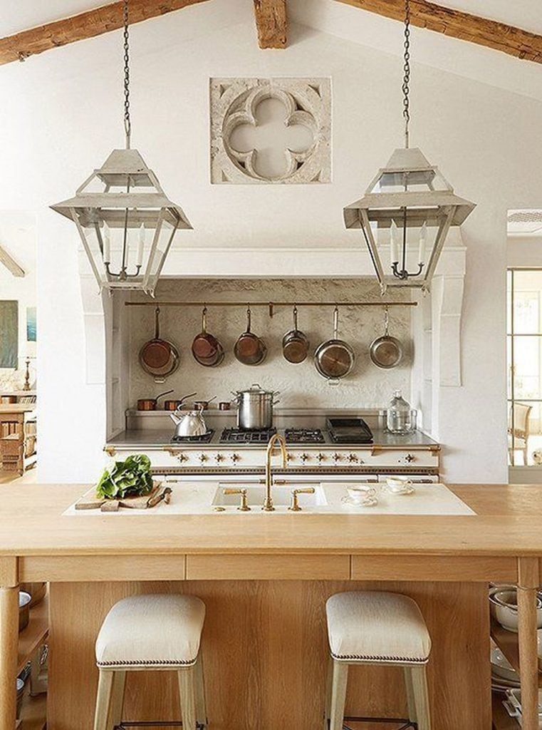 Inspirasi desain dapur sederhana menggunakan kayu dan dominasi warna putih